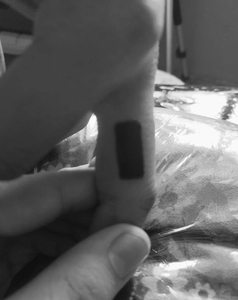 手指遮盖纹身图片_手部图腾纹身图案