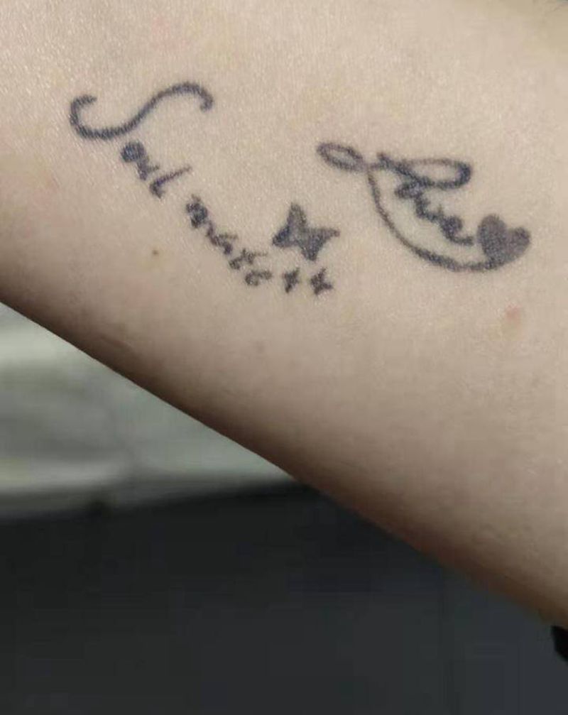 英文修改纹身图片_手部花体字英文纹身图案
