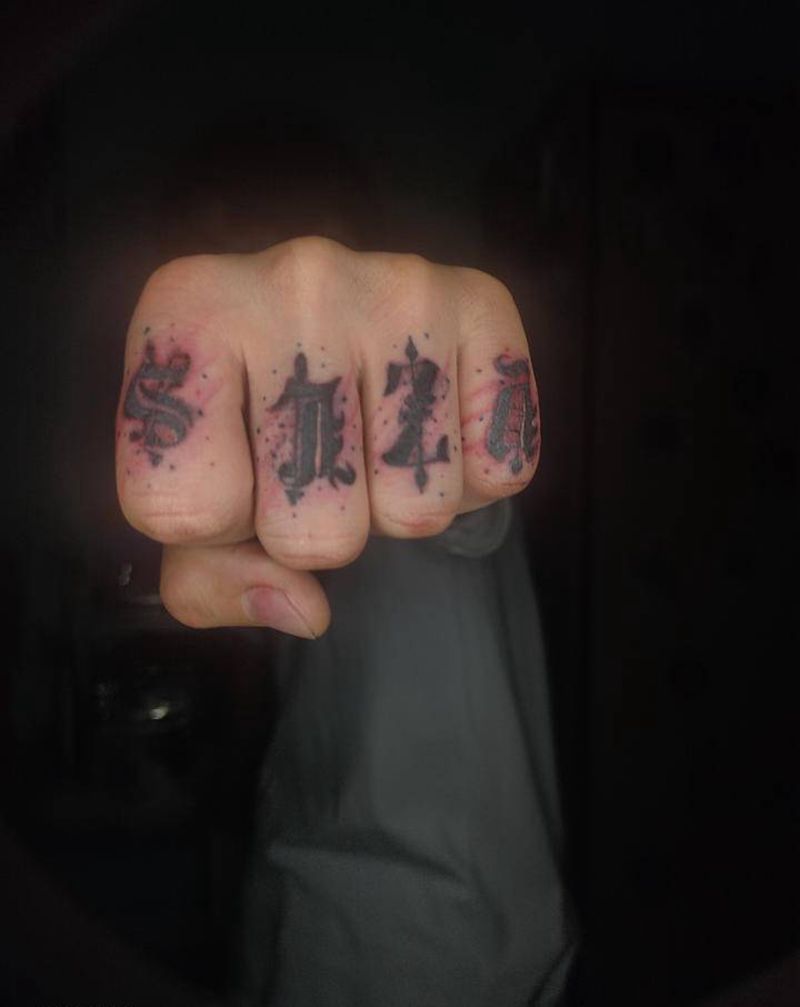 手指花体字遮盖纹身图片_手部花体字英文花体字纹身图案