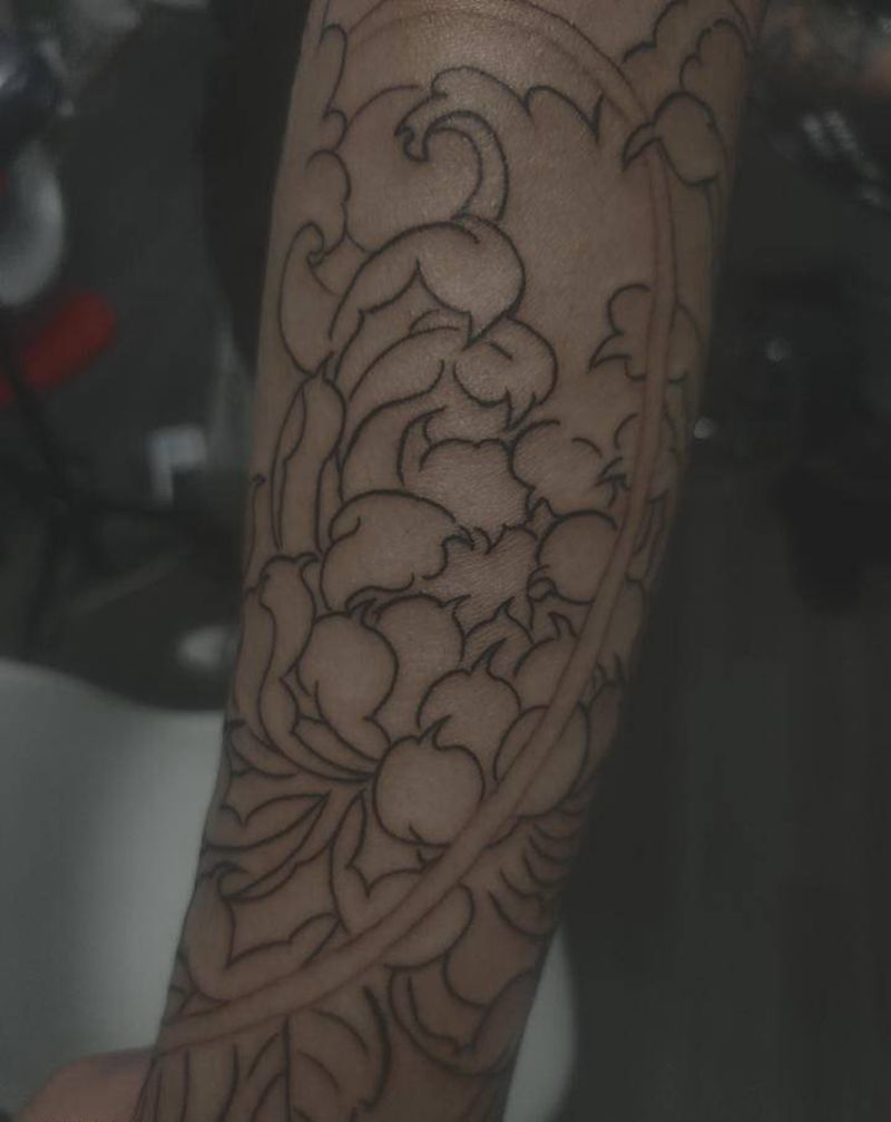 小臂菊花线条纹身图片_手臂新传统菊花水纹身图案