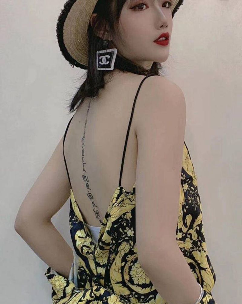 你的美在那里纹身图片_背部花体字纹身图案