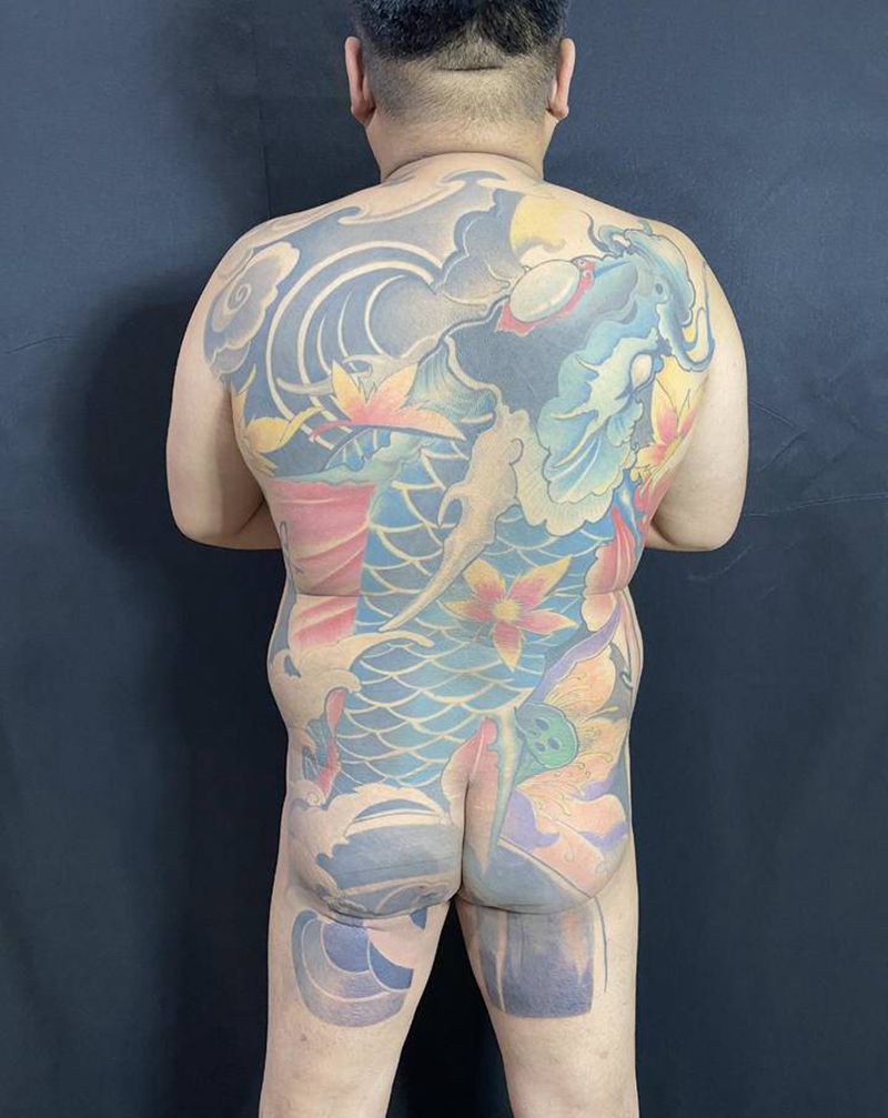 招财鱼纹身图片_背部新传统纹身图案