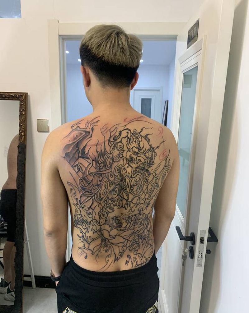 网红海洋唐狮线条纹身图片_背部新传统纹身图案