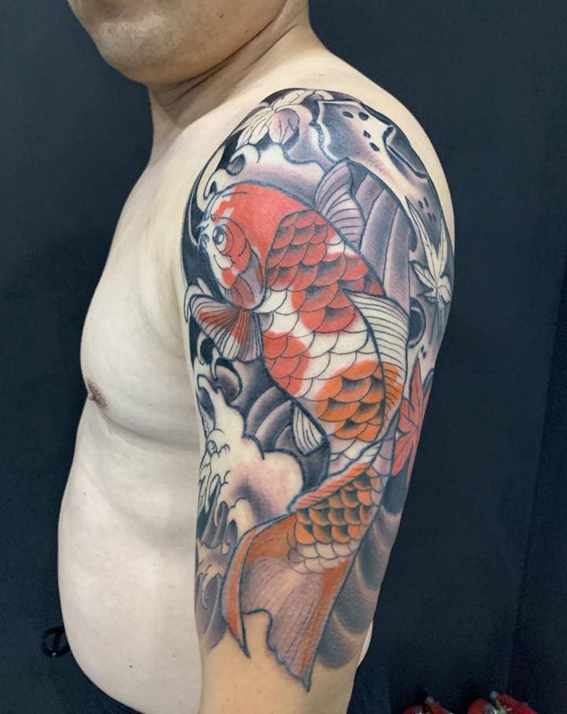 老传统锦鲤纹身图片_手臂老传统纹身图案
