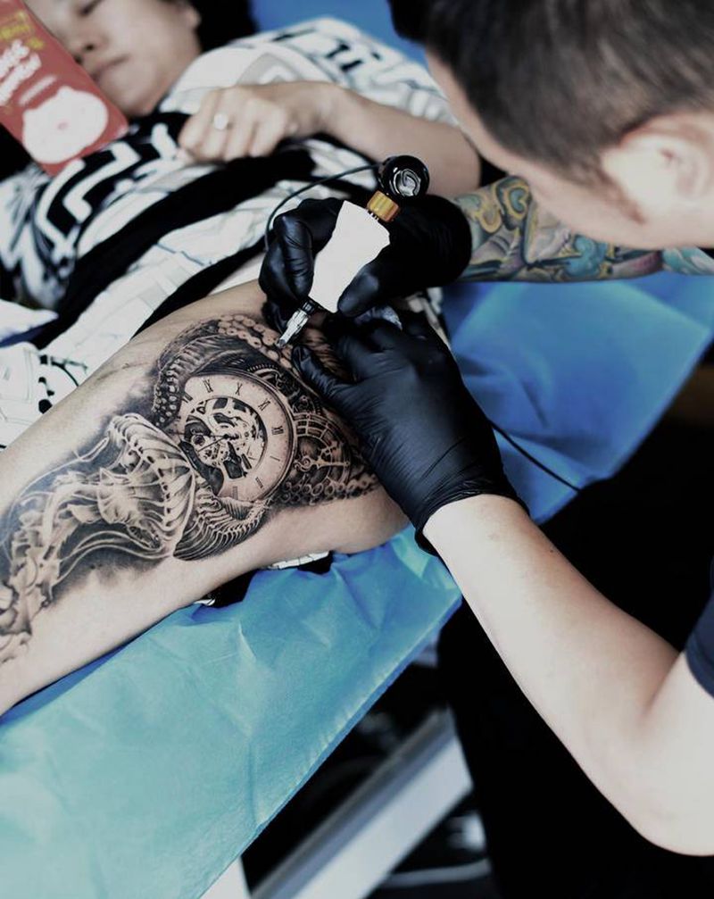 未完的大腿纹身图片_腿部欧美写实纹身图案