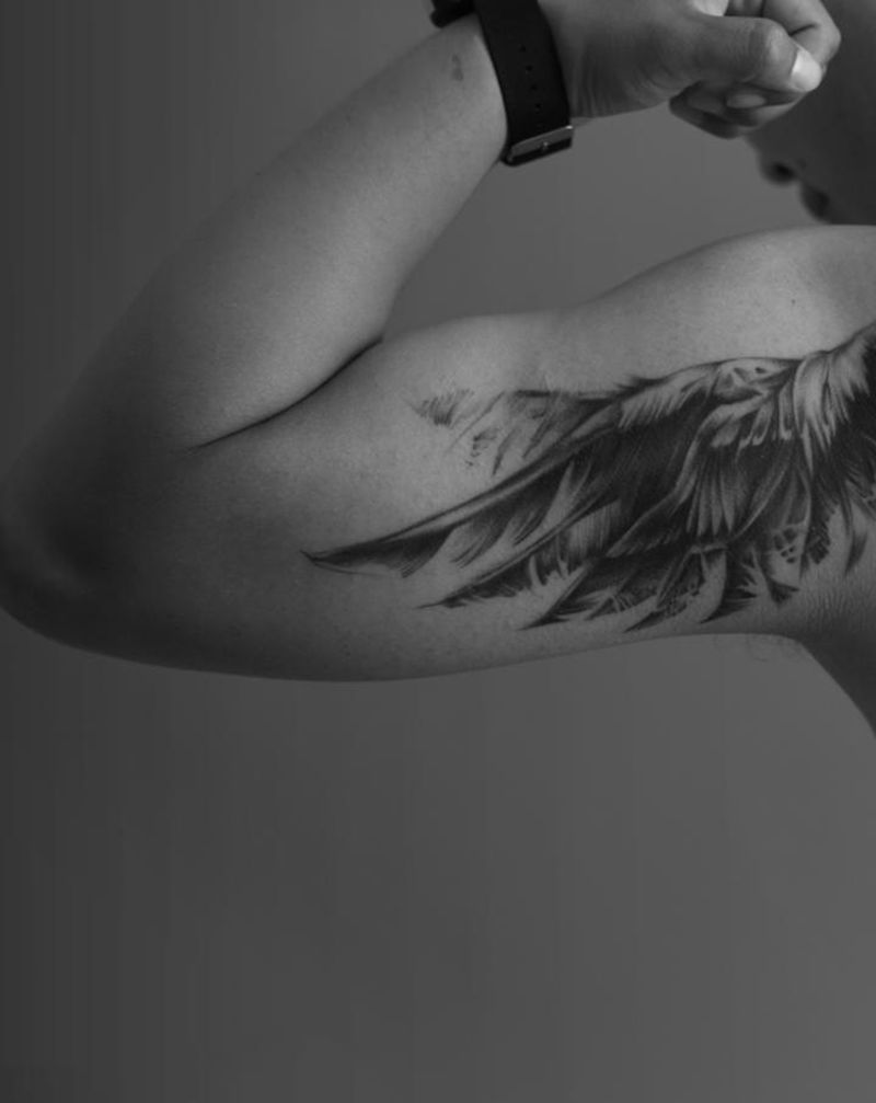 翅膀纹身图片_手臂欧美写实纹身图案
