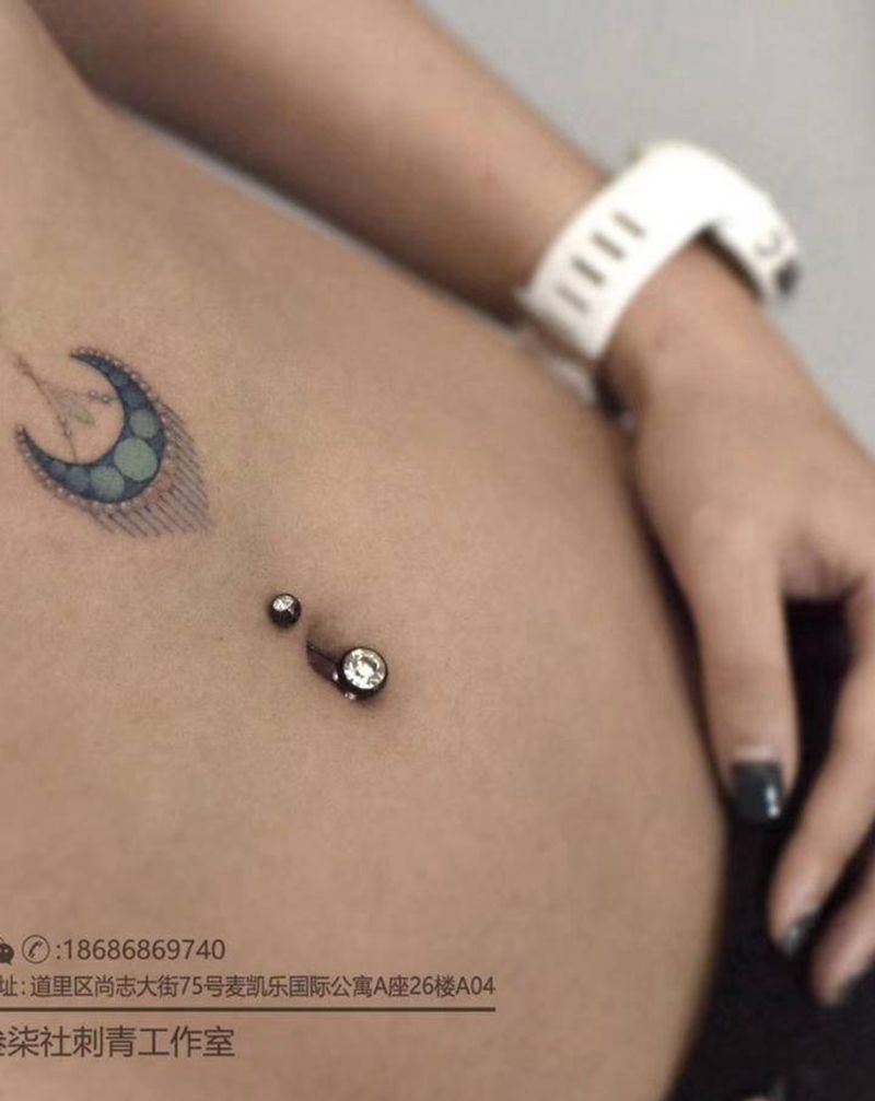 月亮纹身图片_腹部水彩纹身图案