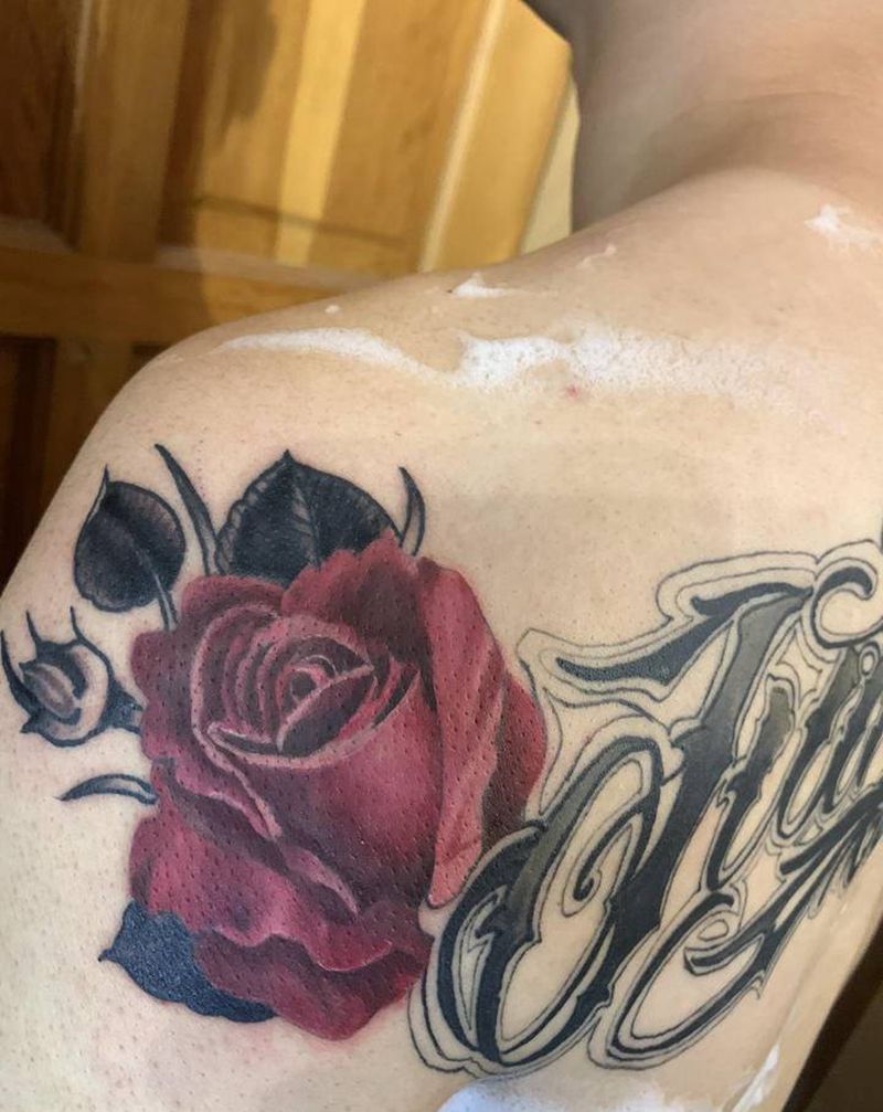 原创玫瑰花花体字纹身图片_肩部背部欧美写实花体字纹身图案