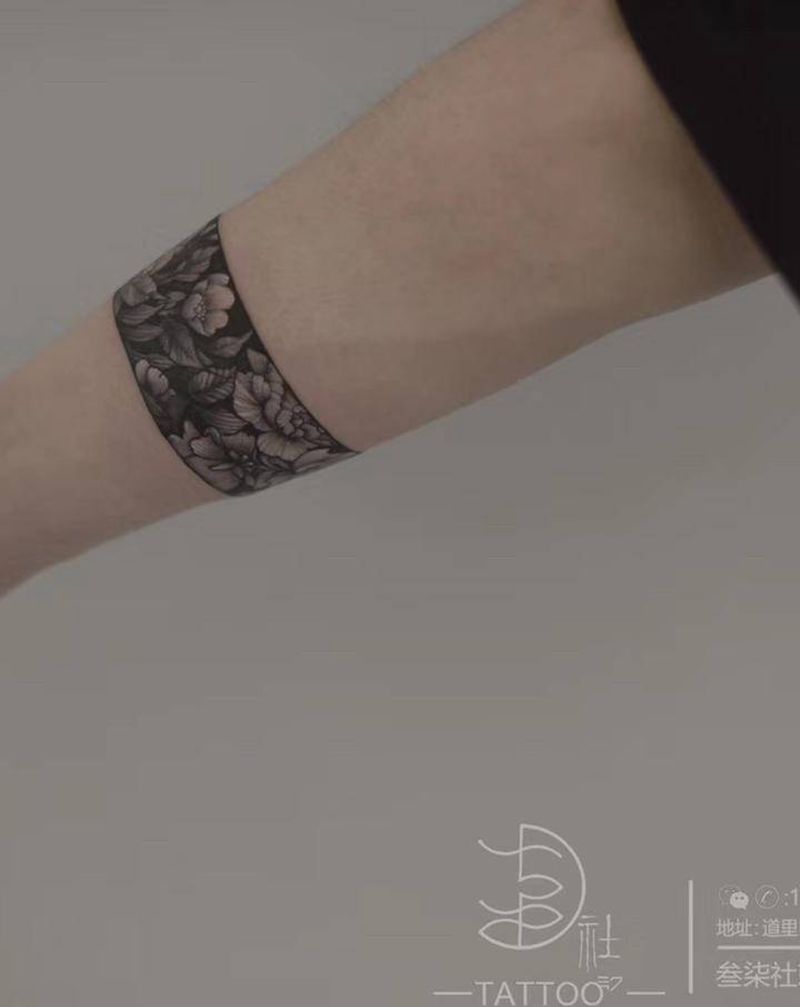臂环纹身图片_手臂点刺几何纹身图案
