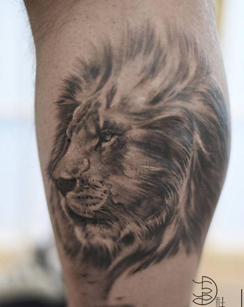 小腿写实狮子纹身图片_腿部欧美写实纹身图案