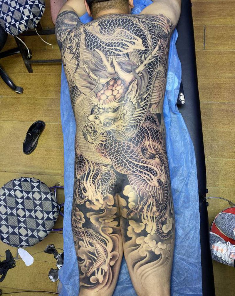 原创  龙势纹身图片_背部新传统纹身图案