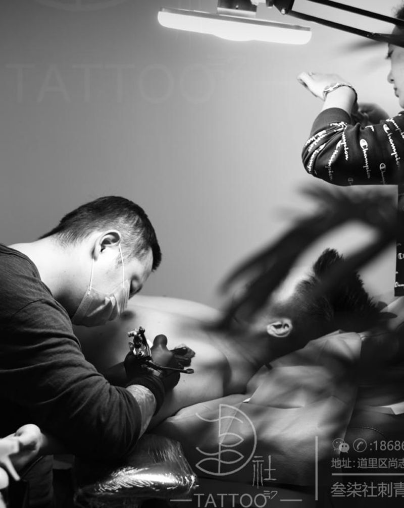 字母纹身图片_手臂几何纹身图案