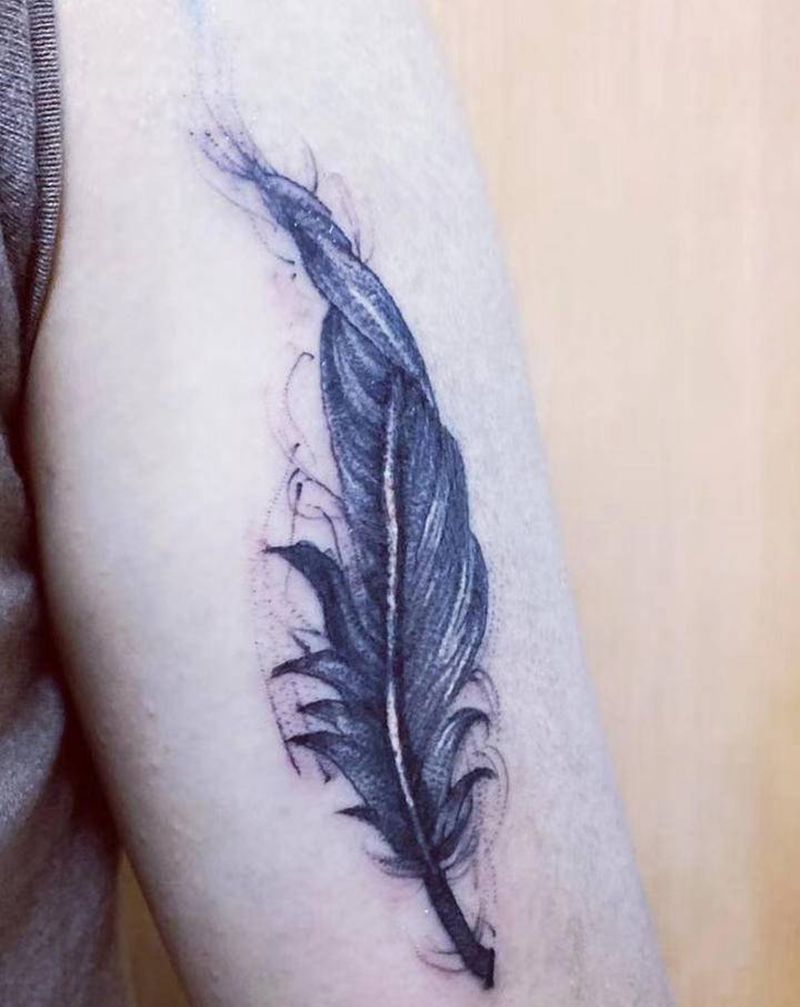羽毛 客人反图纹身图片_手臂点刺纹身图案