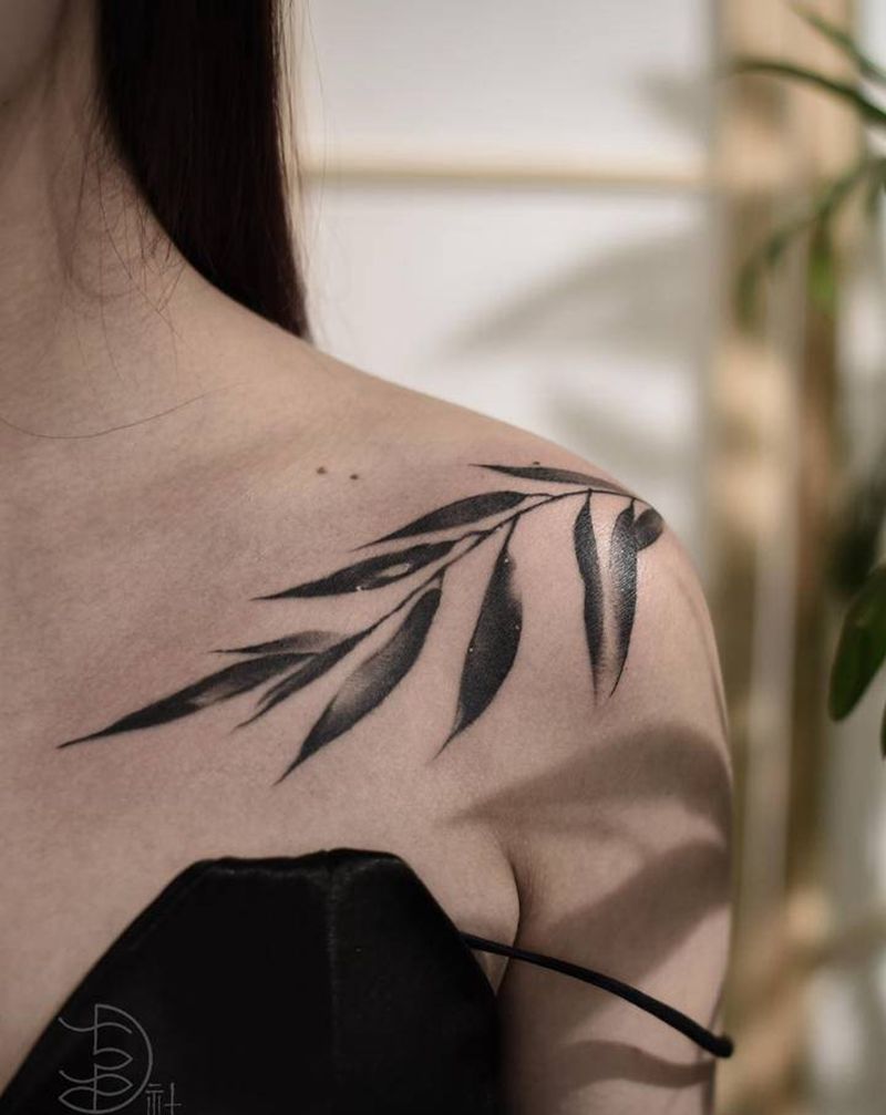 叶子纹身图片_胸部水墨纹身图案