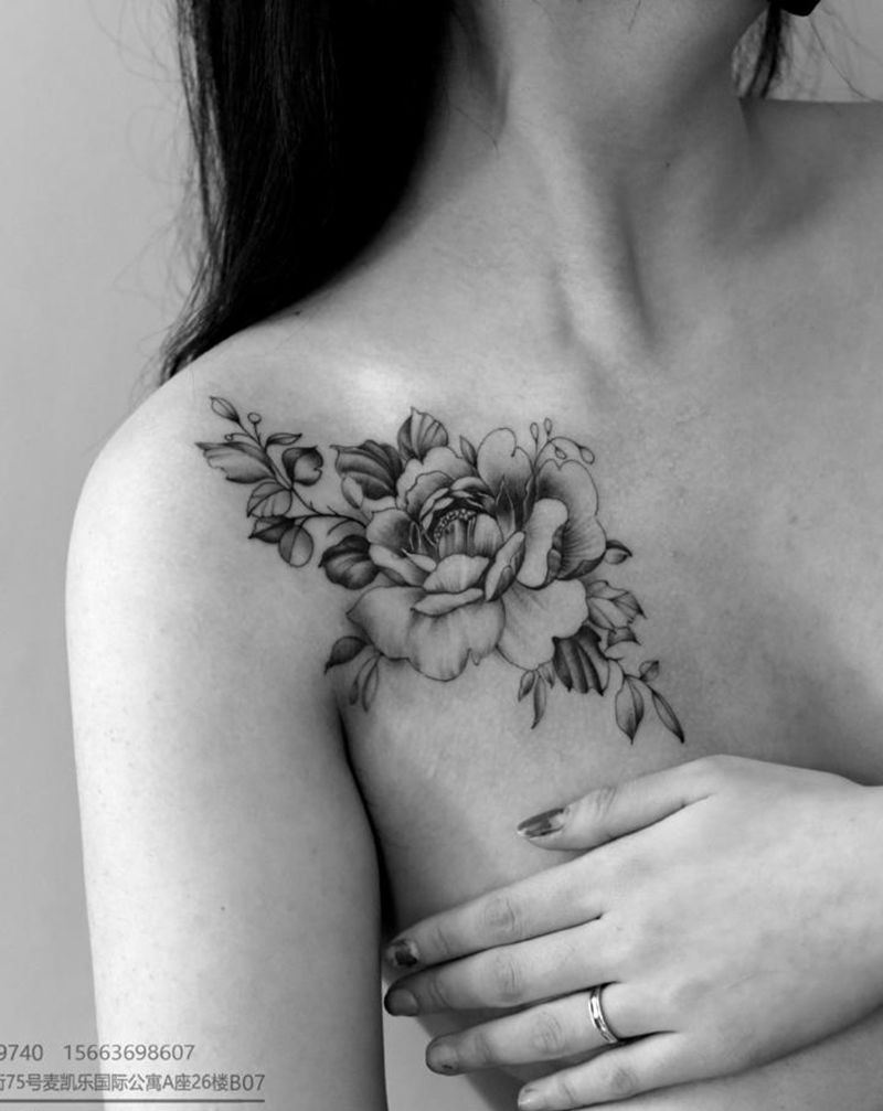 花纹身图片_胸部几何点刺纹身图案