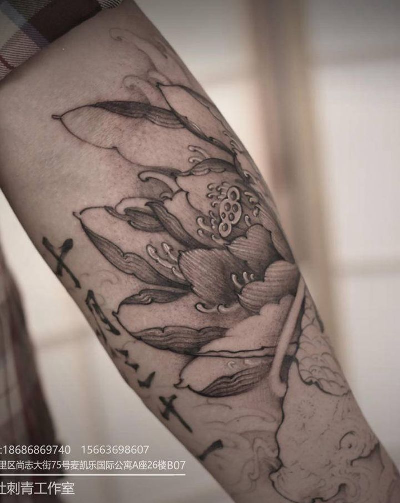 荷花纹身图片_手臂新传统纹身图案