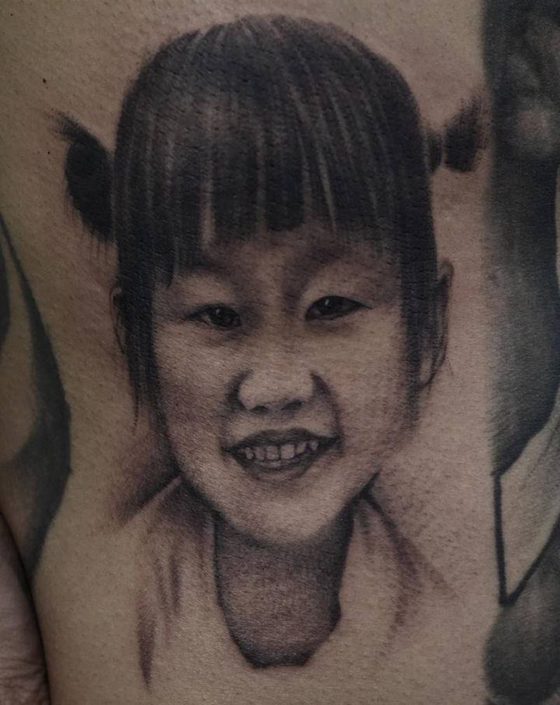 女儿纹身图片_胸部欧美写实纹身图案