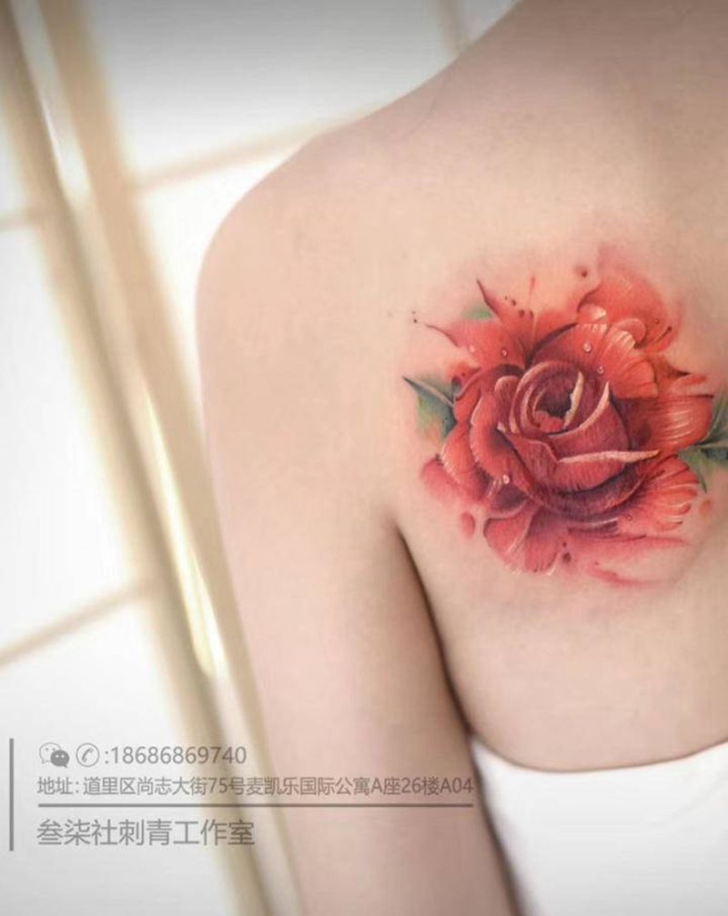 修改花纹身图片_背部欧美写实水彩纹身图案