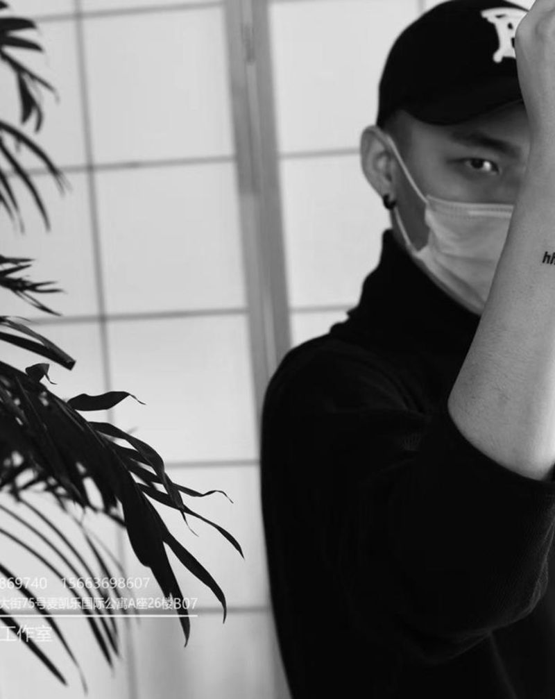 字母小纹身纹身图片_手臂花体字纹身图案