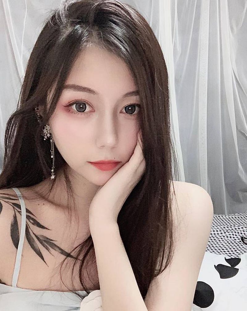 叶子纹身图片_胸部水彩水墨纹身图案