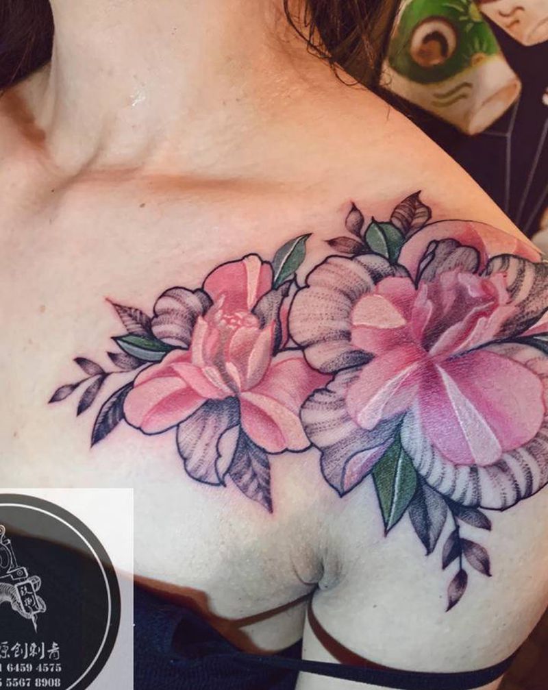 飞针彩色花朵纹身图片_肩部水彩点刺纹身图案