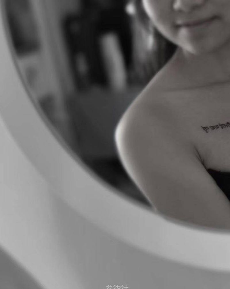 打印字母纹身图片_胸部花体字纹身图案