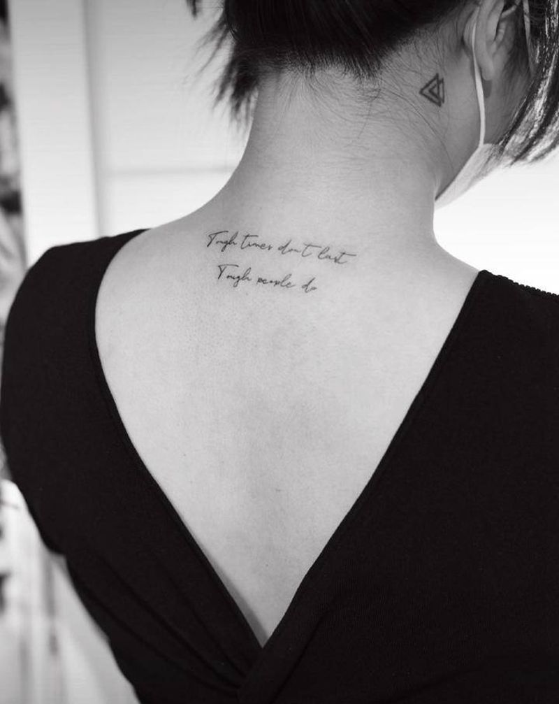 字母纹身图片_背部几何纹身图案