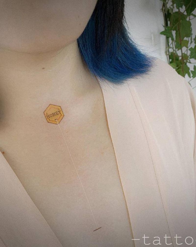 蜂蜜纹身图片_胸部水彩纹身图案