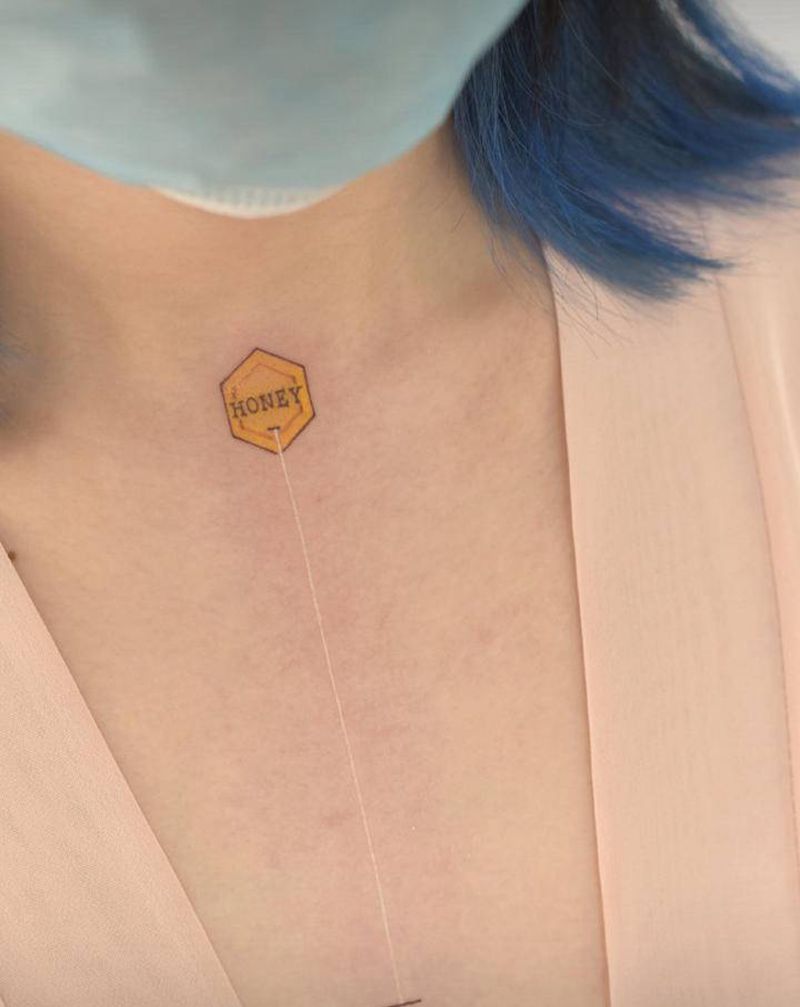 蜂蜜纹身图片_胸部几何纹身图案