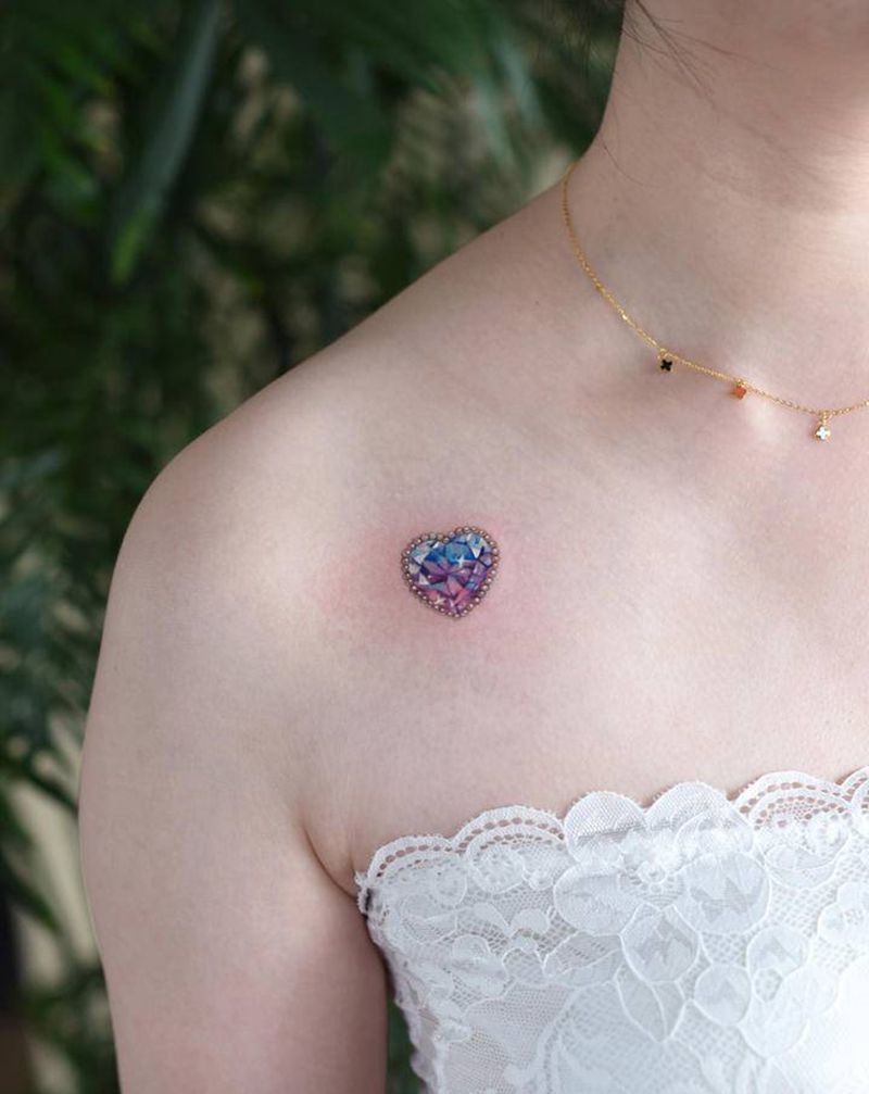 钻石纹身图片_胸部水彩水墨纹身图案