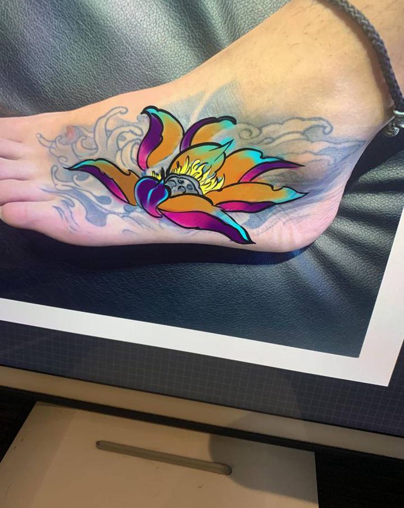 修改失败荷花纹身图片_脚部新传统纹身图案