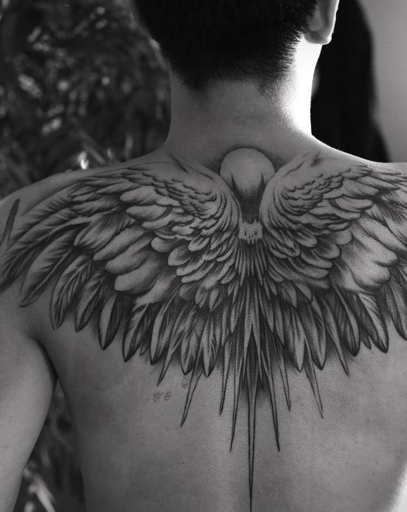 翅膀纹身图片_背部欧美写实纹身图案