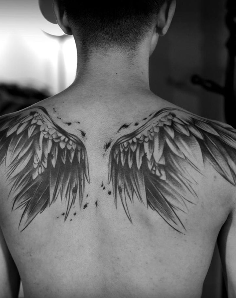 翅膀纹身图片_背部欧美写实纹身图案