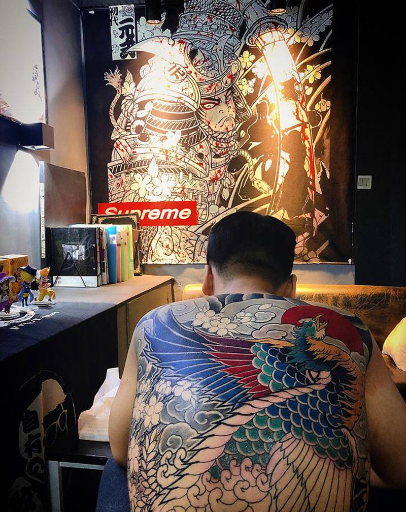 满背凤凰进行中纹身图片_背部纹身图案