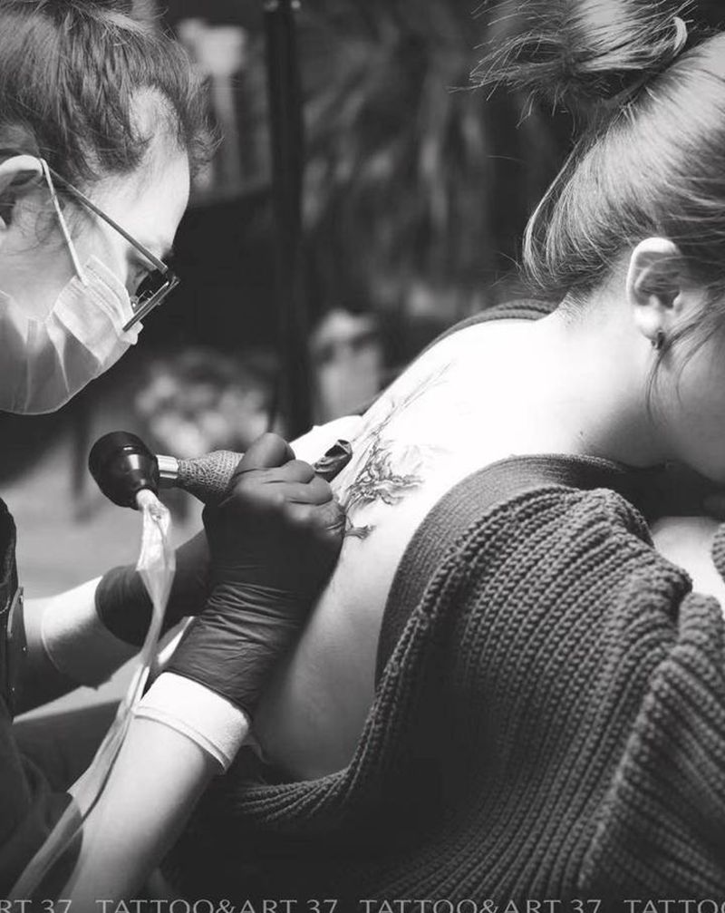 芙蓉纹身图片_背部水墨水彩纹身图案