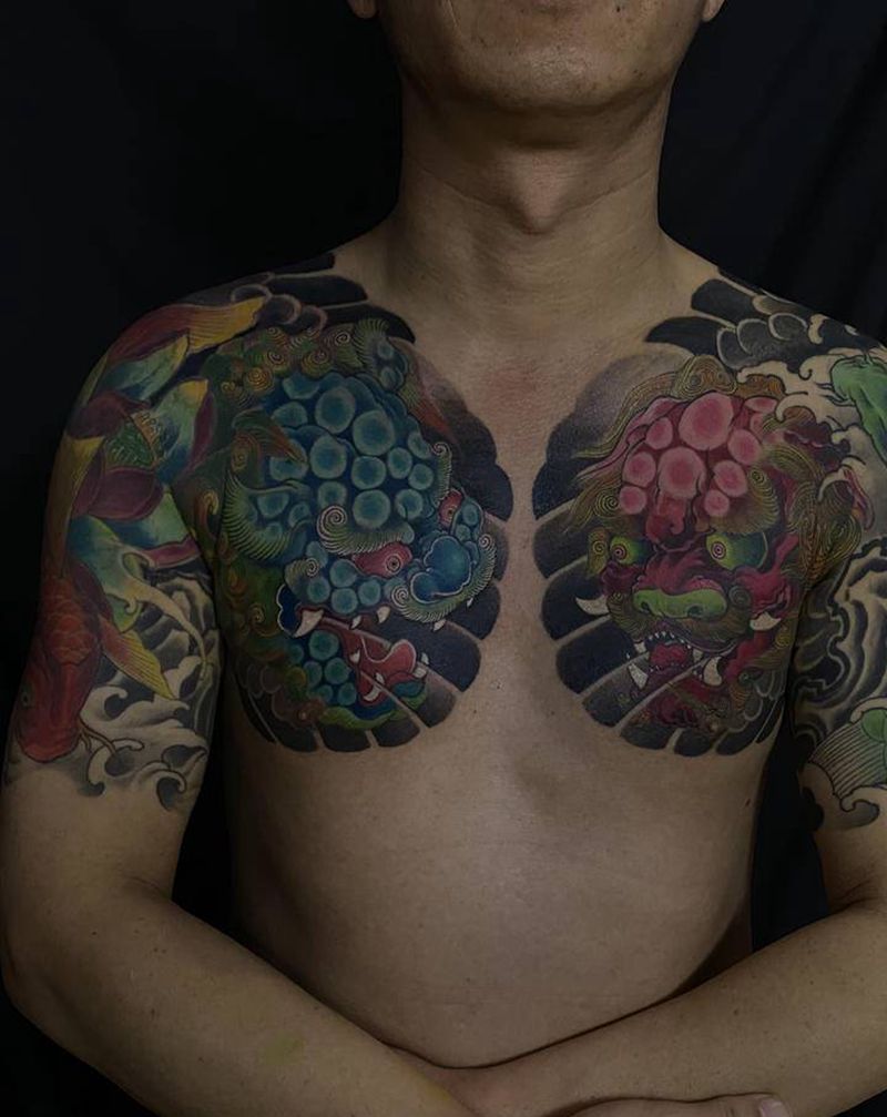 半甲唐狮纹身图片_肩部胸部新传统纹身图案