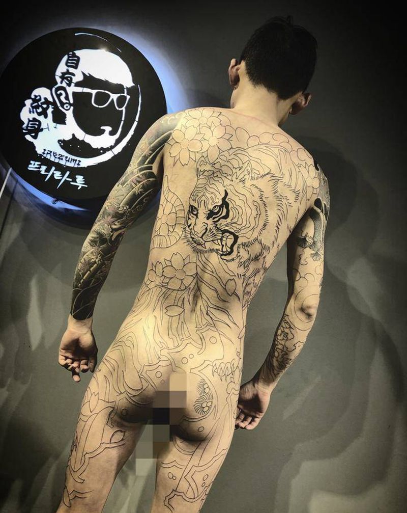 通体进行中纹身图片_手部背部纹身图案