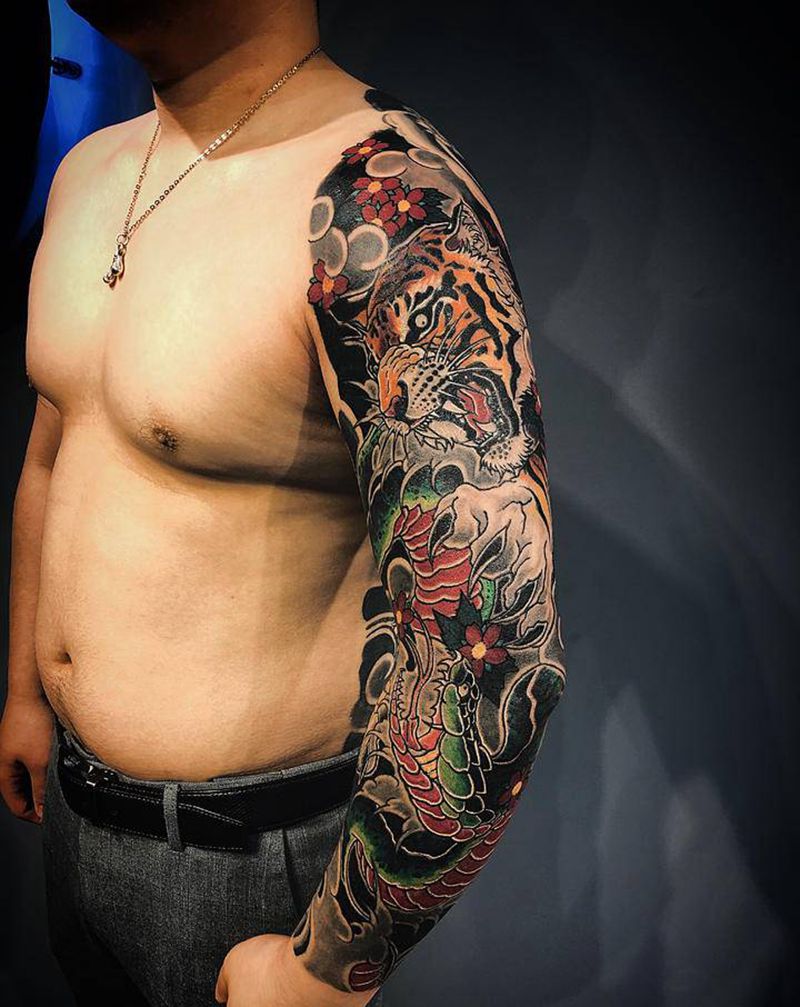 虎蛇花臂完成纹身图片_手臂纹身图案