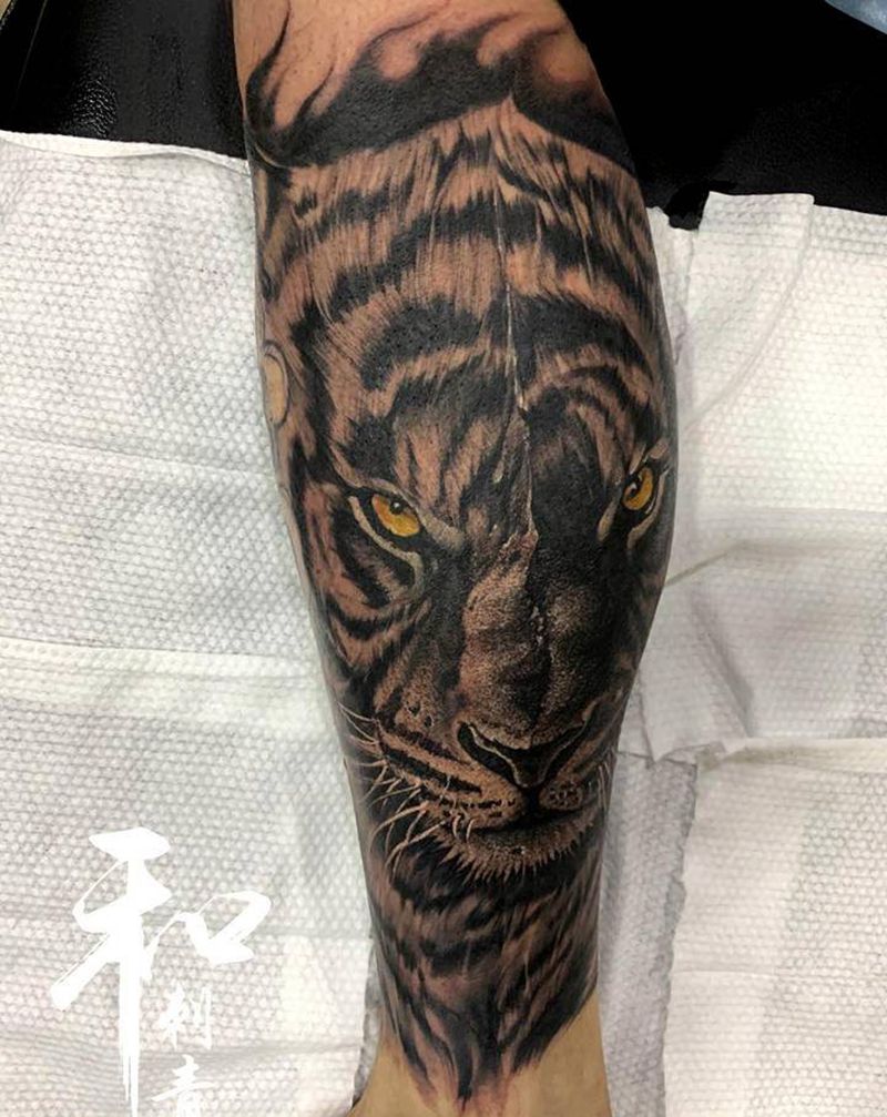 写实老虎纹身图片_手部腹部纹身图案