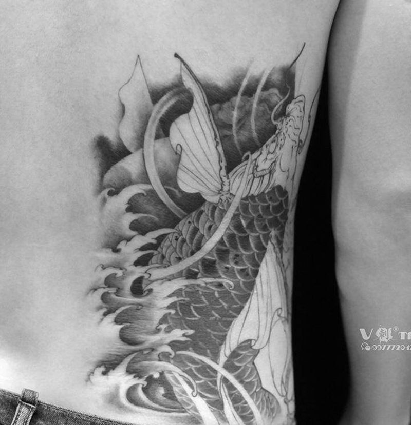 《水中倒影》纹身图片_背部腰部老传统新传统鲤鱼锦鲤招财纹身图案