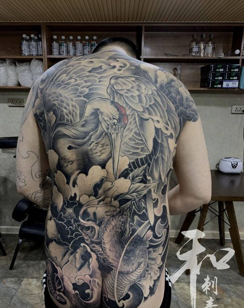 满背仙鹤纹身图片_背部新传统纹身图案