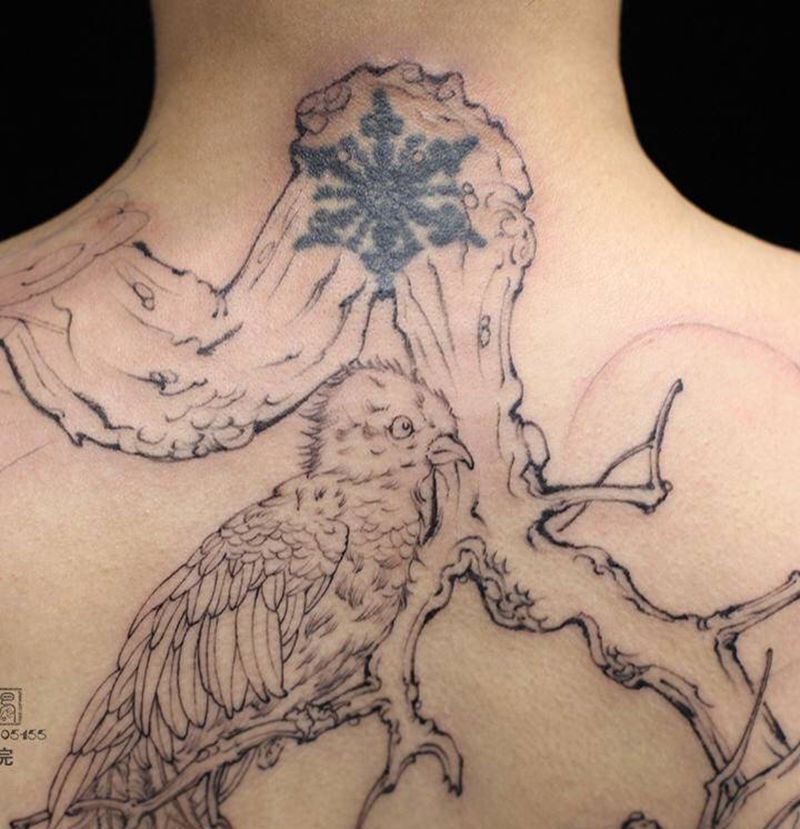 《格查尔鸟》纹身图片_背部腰部新传统女士满背彩色纹身图案