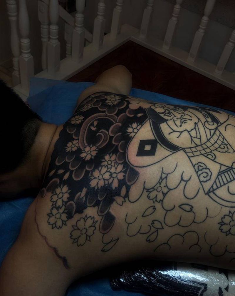 满背纹身图片_背部臀部老传统风筝 樱花纹身图案