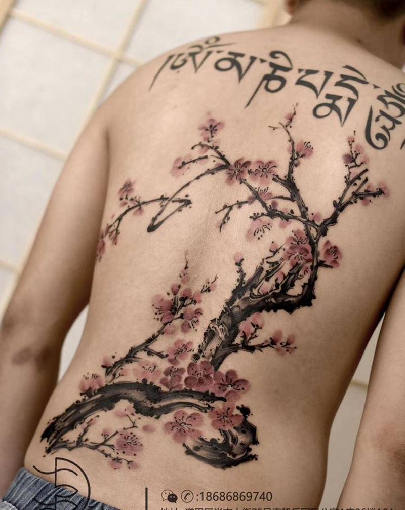 梅花纹身图片_背部水墨水彩梅花书法纹身图案
