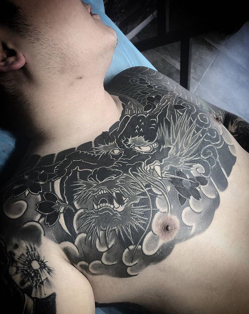 前胸暴力覆盖纹身图片_胸部纹身图案