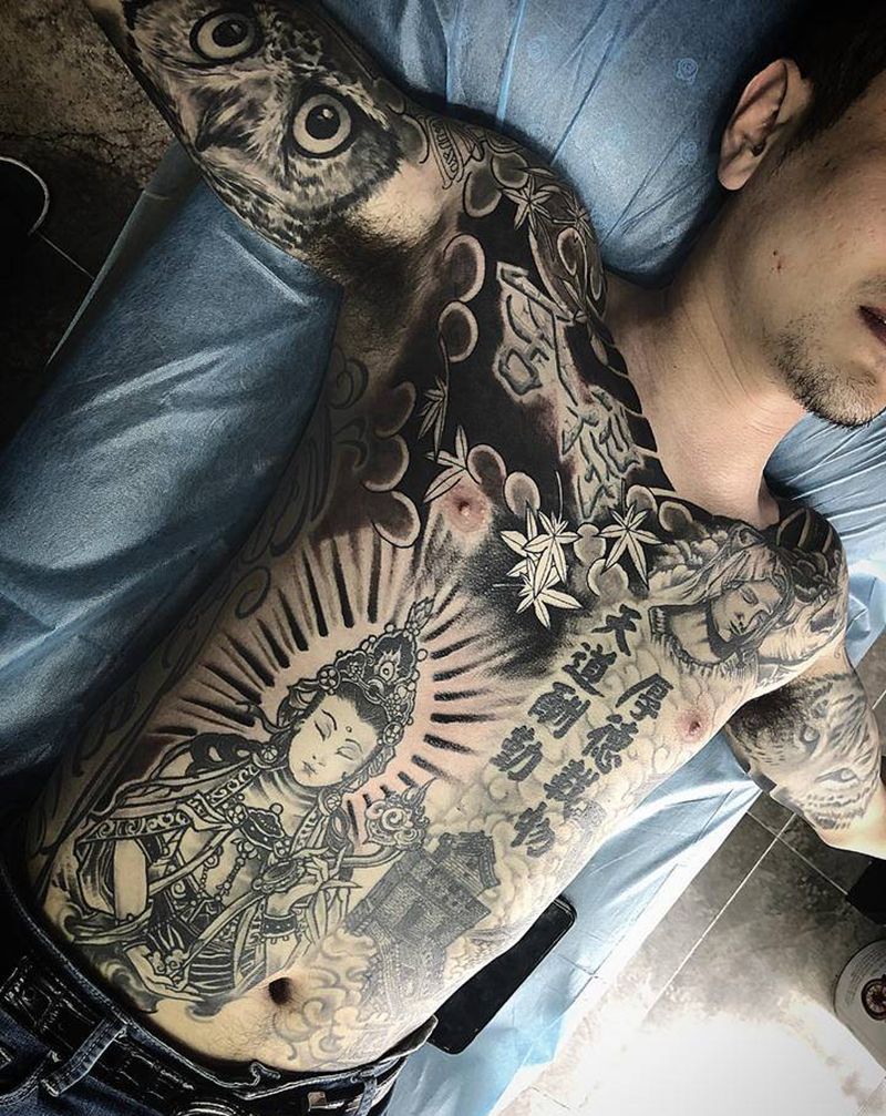 中西结合风格纹身图片_胸部腹部纹身图案