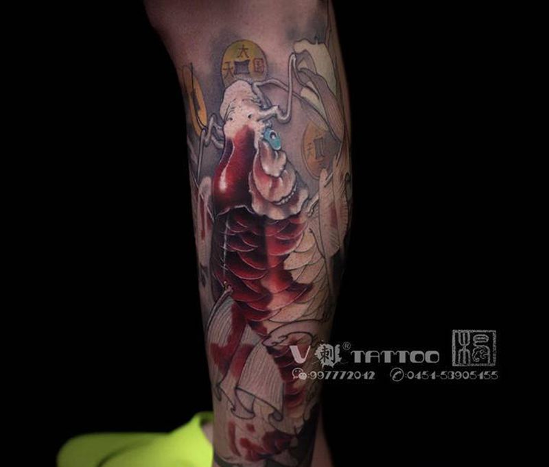 《有鲤有鱼》 《有利有余》纹身图片_肩部新传统老传统鲤鱼招财荷花纹身图案