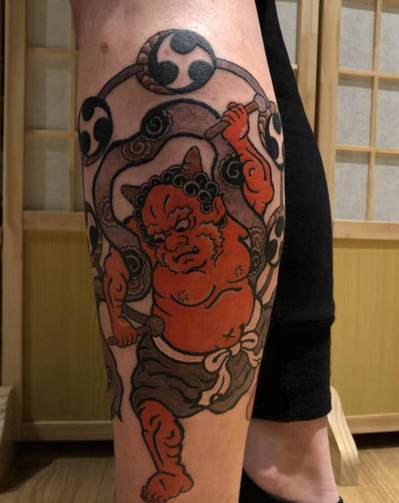 雷神纹身图片_腿部老传统雷神纹身图案