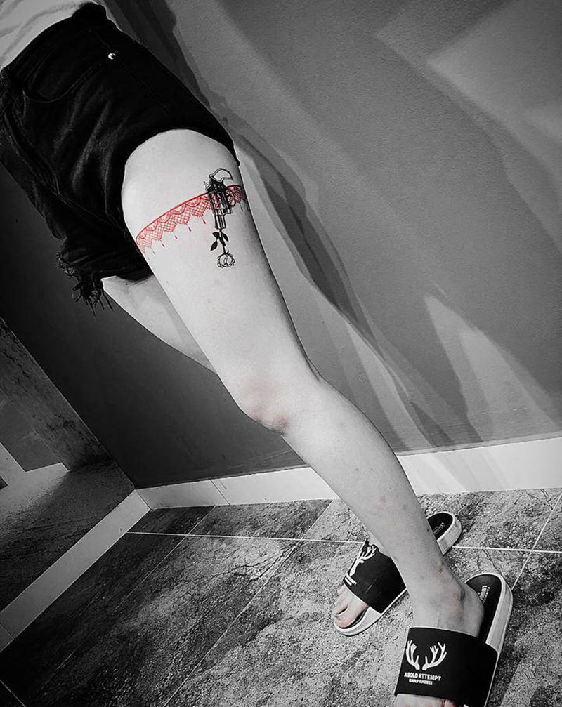 蕾丝➕小左轮手枪纹身图片_腿部纹身图案