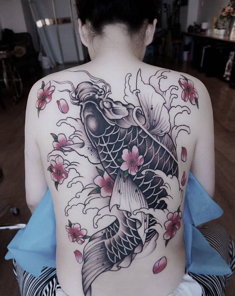 鲤鱼纹身图片_背部新传统纹身图案